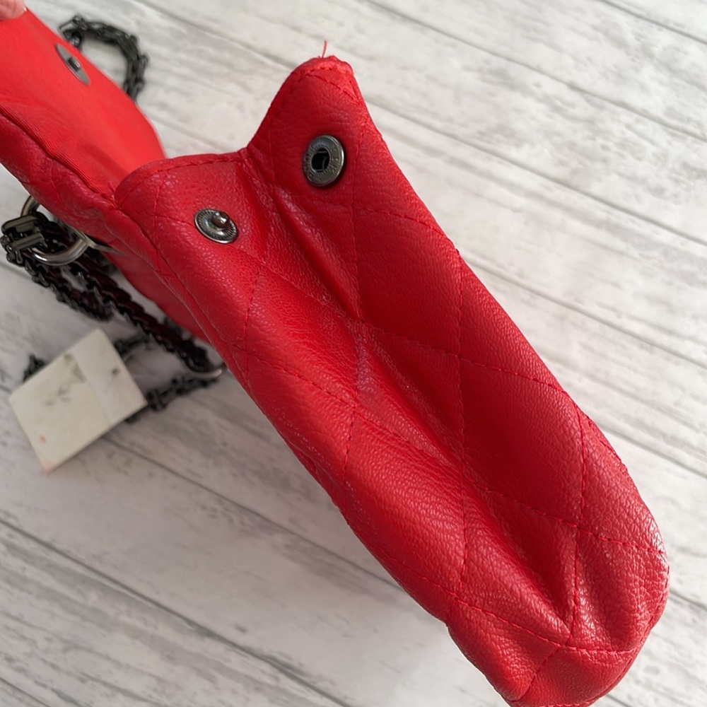 NWT RED Puff Stitched Handbag with Gun Metal Bow and Chain Strap - Picture 5 of 8